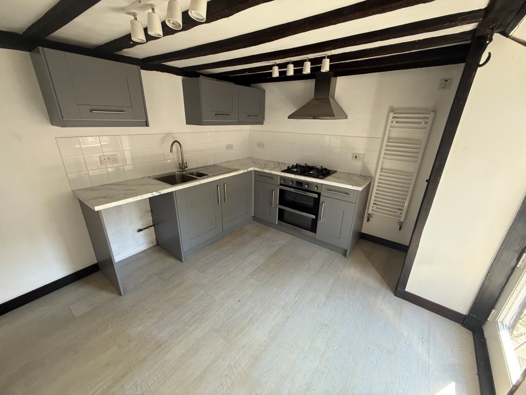Lot: 101 - VACANT SHOP AND SELF-CONTAINED FLAT IN TOWN CENTRE - Kitchen